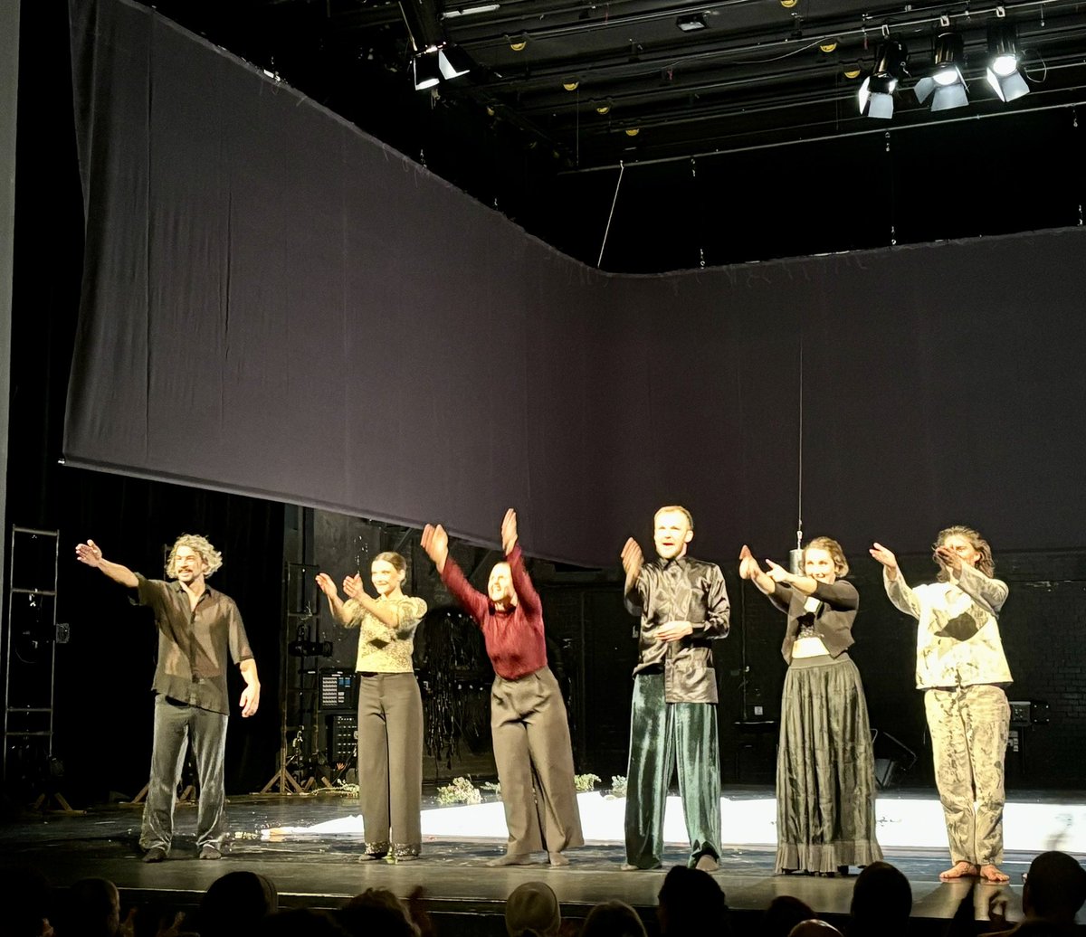 dpwes's tweet photo. Großes Theater aus Jena: „Die Hundekot-Attacke“ aus dem @TheaterhausJena, Konzept vom Kollektiv #Wunderbaum, ist jetzt im HAU zu sehen. Aber nur noch Freitag und Samstag (24./25.01.):
https://t.co/gFQ7upzeyf Unbedingt ansehen! https://t.co/kbE57GcCTW