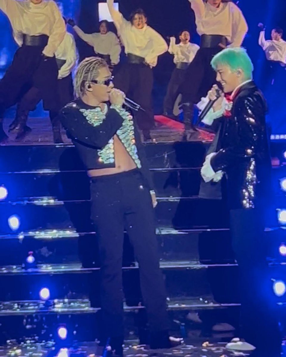 gdragonintl's tweet photo. G-Dragon and Taeyang on the stage together at  Gala Des Piéces Jaunes!

@ talyanat

G-DRAGON LIVE IN PARIS
#GDRAGONXGalaDesPiècesJaunes
#GDYBinParis #지드래곤 @IBGDRGN https://t.co/hexuRdz7pa