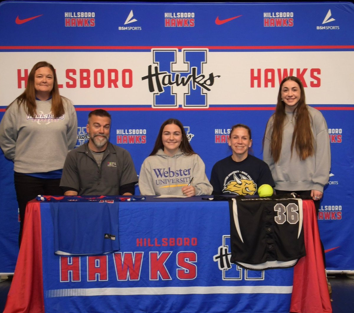 Hboro_SB's tweet photo. Congratulations to Senior Sophie Errante on her commitment to play softball for the Gorloks!

Best of Luck &amp; Keep Getting After It, Soph!💪🥎💪🥎
@HHS_Athletics 
@STLhssports 
@GorloksSoftball https://t.co/ByBbkcv9wJ