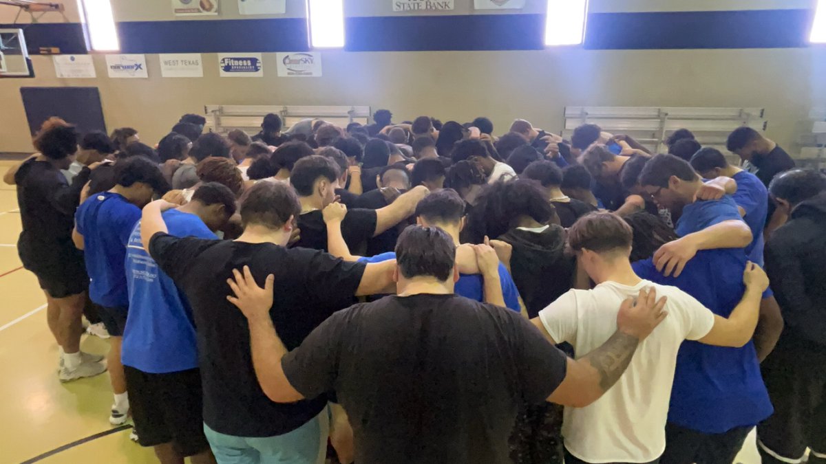 WBU Football (@wbufootball) on Twitter photo A TEAM THAT PRAYS TOGETHER STAYS TOGETHER #OFOT A TEAM THAT PRAYS TOGETHER STAYS TOGETHER #OFOT