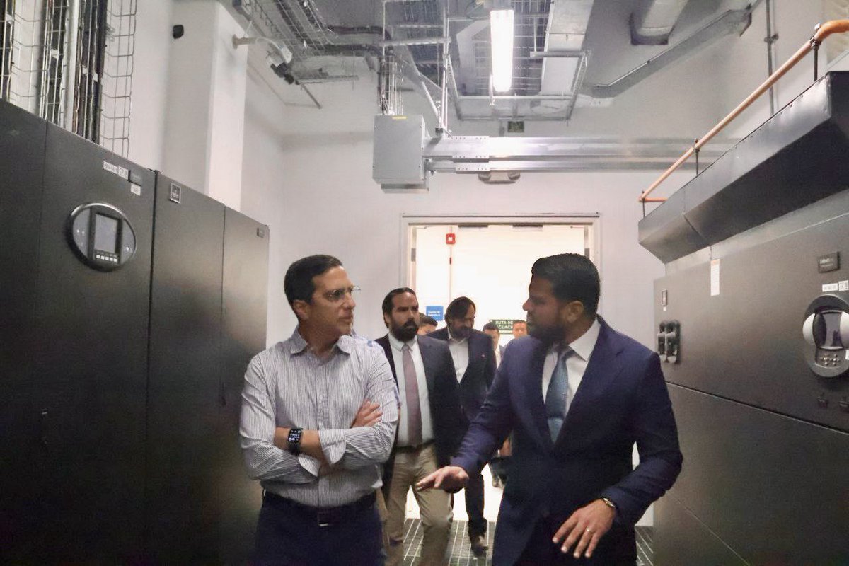 CNTinforma's tweet photo. #Guayaquil | Para conocer las soluciones tecnológicas que brinda @CNT_EC, el gerente general @RobertoKury y el director general de @SENAE_Aduana, @Iroseroec, recorrieron las instalaciones del Data Center.
¡Tenemos los mejores servicios para clientes corporativos! https://t.co/GhSADaA88g