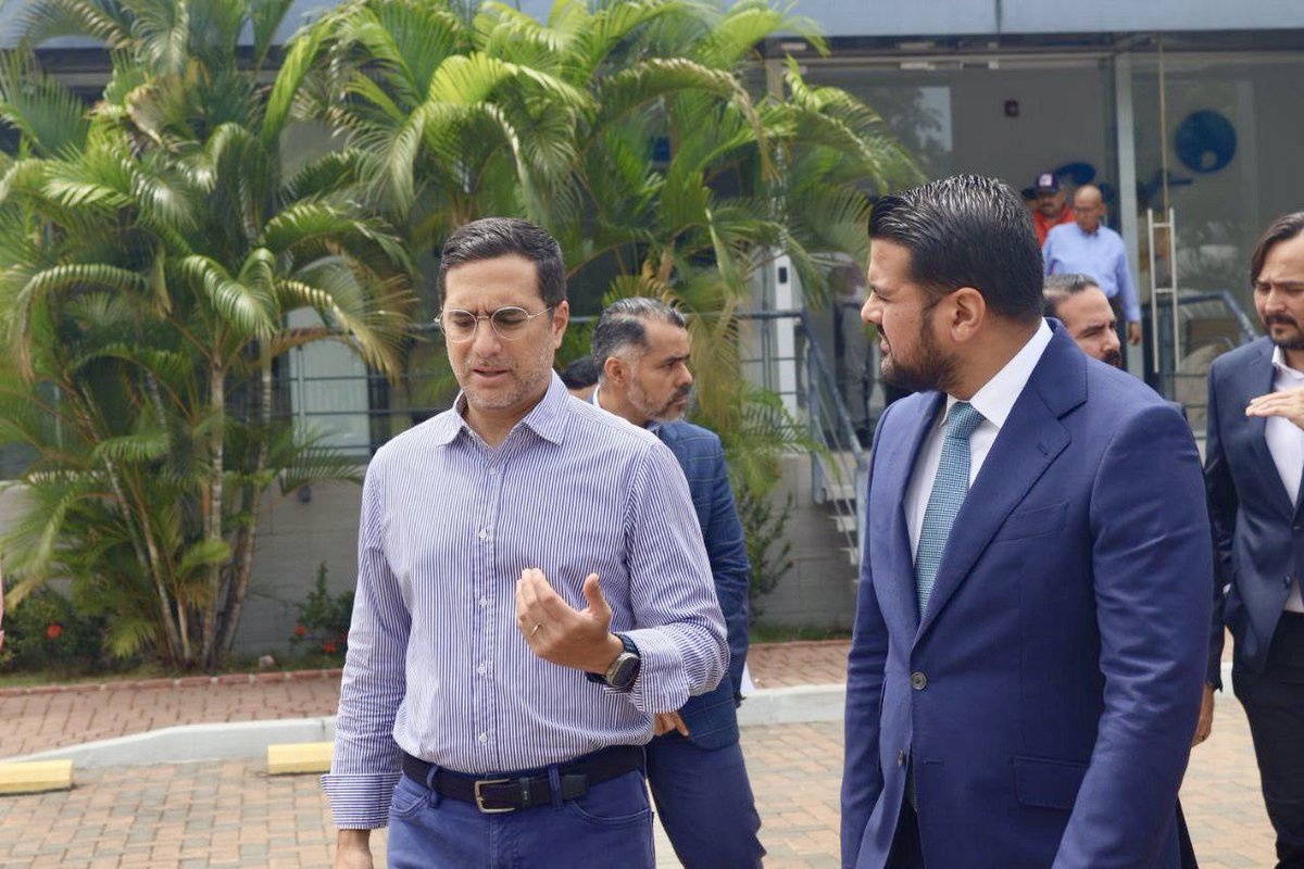 CNTinforma's tweet photo. #Guayaquil | Para conocer las soluciones tecnológicas que brinda @CNT_EC, el gerente general @RobertoKury y el director general de @SENAE_Aduana, @Iroseroec, recorrieron las instalaciones del Data Center.
¡Tenemos los mejores servicios para clientes corporativos! https://t.co/GhSADaA88g