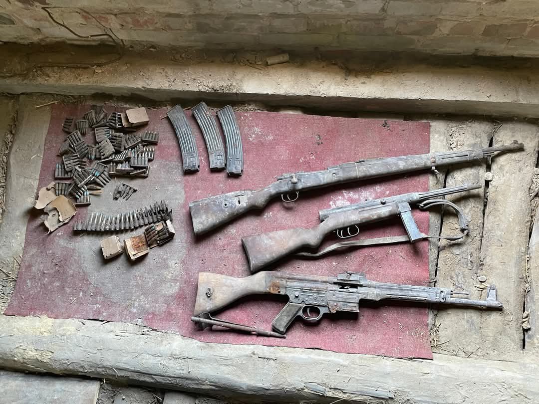 In Poland in the village of Konradowo 20.01.2025. A man decided to renovate the floor in the attic of a house renovation. A Mod 98 Mauser rifle, a Beretta 38 submachine gun from 1939 and a Sturmgewehr 44 submachine gun with 3 magazines and were found 1/2...#WW2 #History #Guns
