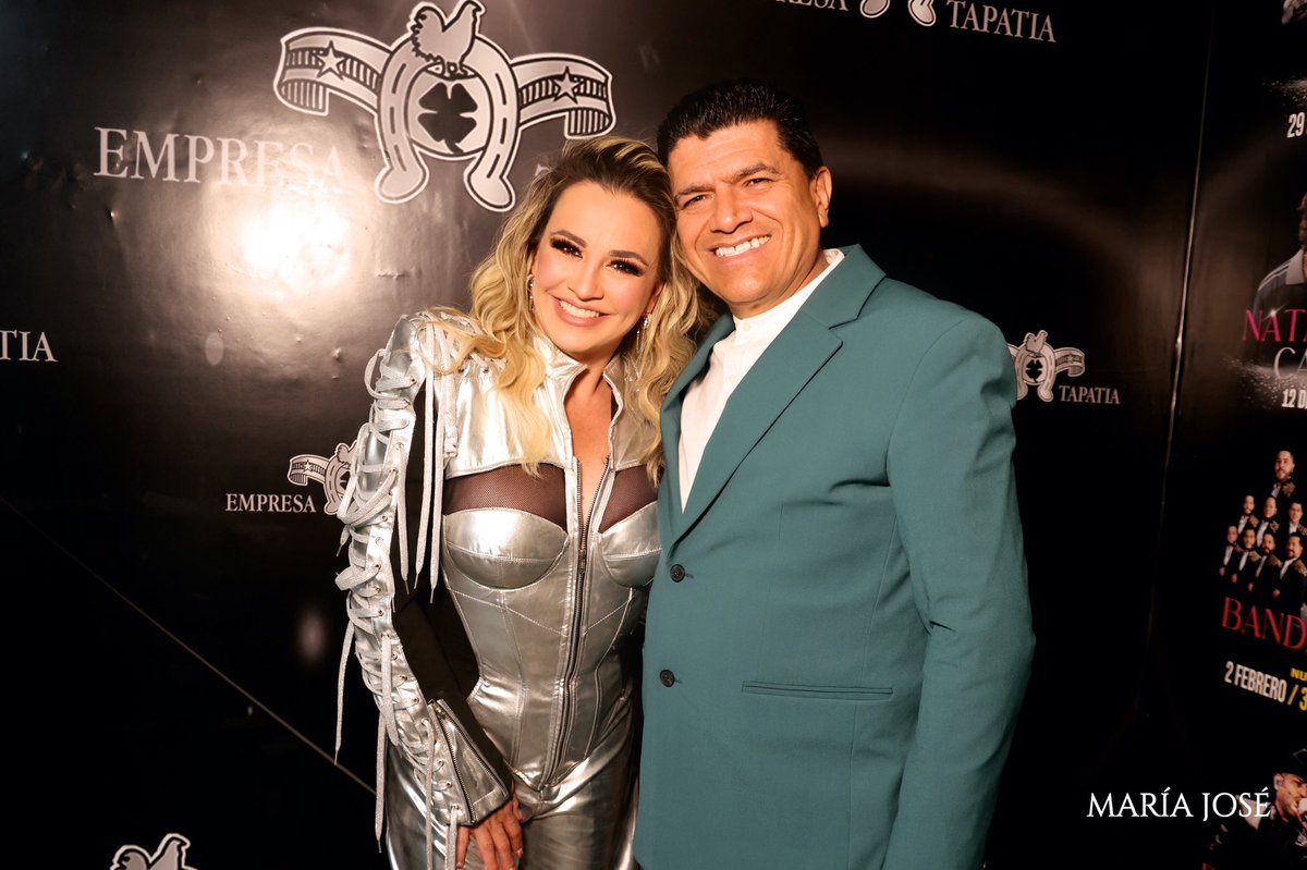 JulyJaramillo's tweet photo. Mi querida @lajosa en el @PalenqueTapatia dentro de la @FeriaDeLeon 
#palenqueleon #palenqueempresatapatia🎤🎶 #mariajose https://t.co/xzzW8xamab