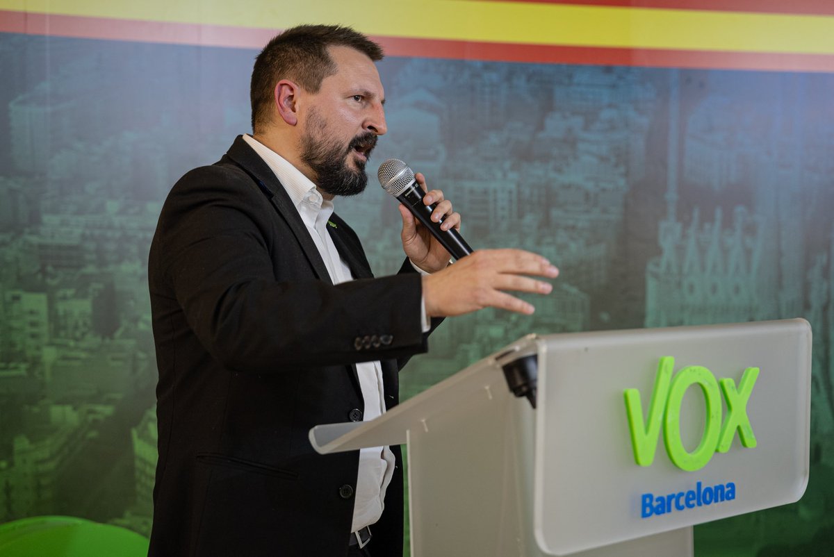 MiguelMV1984's tweet photo. Con @gonzalodeoro y @LibertoMSO 
en la reunión de afiliados de @vox_bcnciudad VOX Barcelona Ciudad ¡Mil gracias por vuestra ayuda y sacrificio! ¡Por España! 🇪🇸 https://t.co/z4O6h2RexR