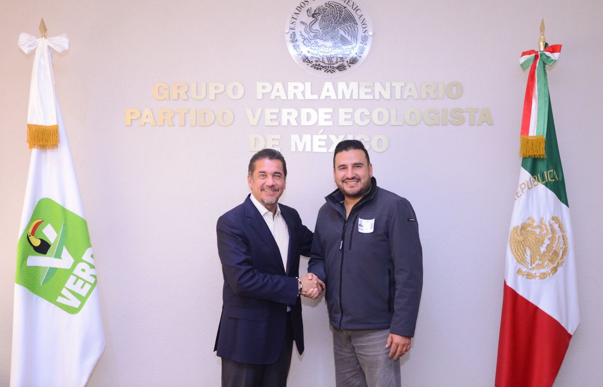 Productiva reunión de trabajo con mi paisano Pancho Donas, Presidente Municipal de Cuauhtémoc, Zacatecas. 

Estamos trabajando en equipo para promover proyectos en el municipio que beneficien a las familias zacatecanas. 

¡Avanzamos!