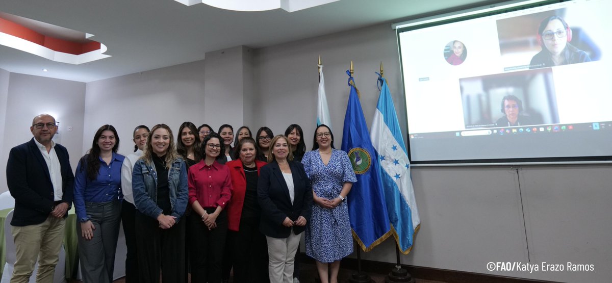 FAOHonduras's tweet photo. 📍Tegucigalpa
🧵Se fortalece la coordinación de mesa nacional #AFOLU que impulsa el monitoreo, financiamiento y restauración de ecosistemas. Se presentaron avances y socializó el proyecto "Promoción de la restauración de ecosistemas productivos en el #CorredorSecoCentroamericano" https://t.co/v9yACmDMNU
