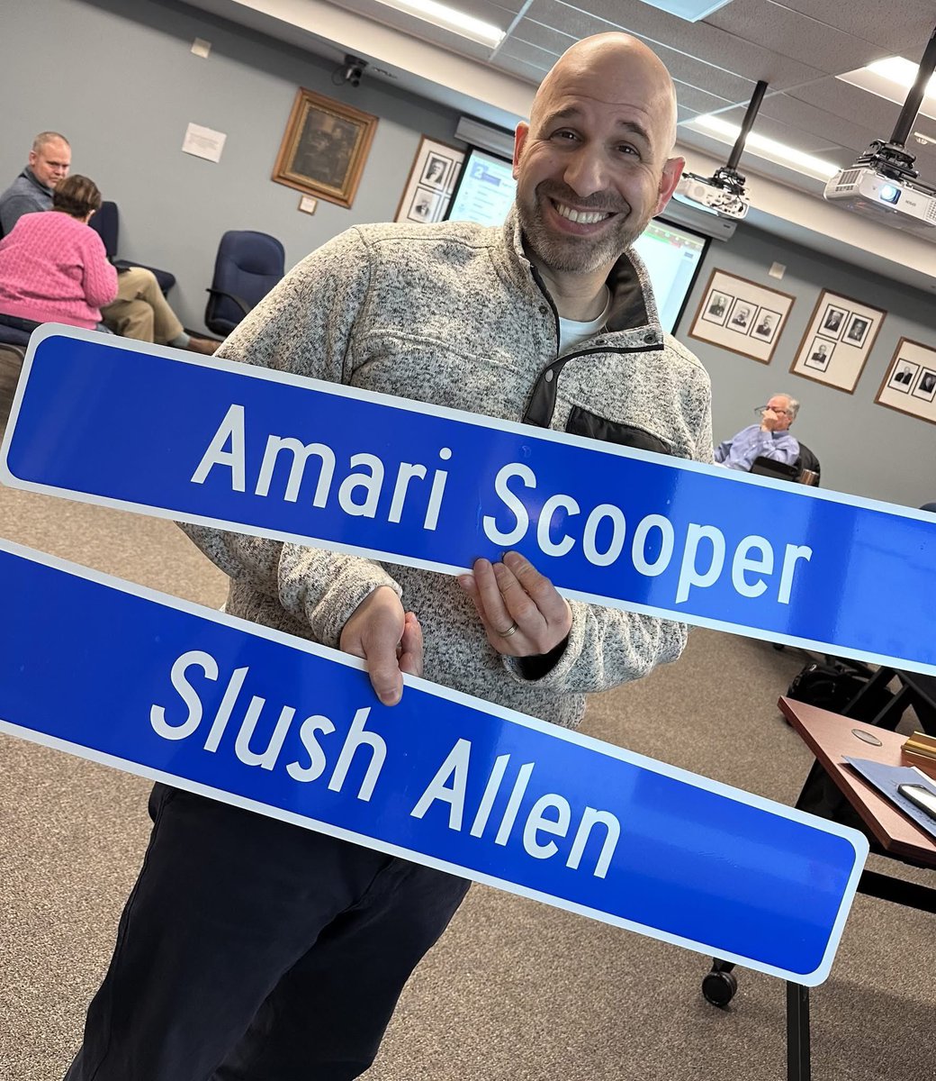 BillsMafiaBabes's tweet image. The town of Canadaigua just named their two new snow plows, Slush Allen and Amari Scooper.
Never change, Bills Mafia.😂