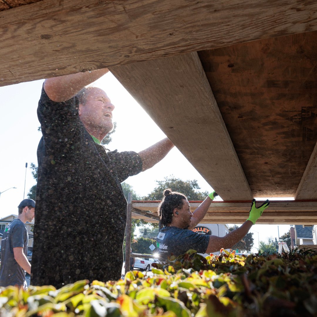 RebldgTogthr's tweet image. It takes a #community to create a safe and healthy home. Behind every project are our #volunteers—the hearts that care and the hands that work together, putting in the effort that makes a lasting impact. 🔨💚 #WeAreRebuilders