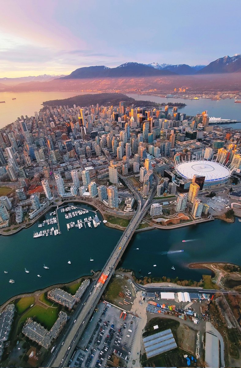 Beautiful view from the office yesterday over downtown #Vancouver before the sunset madness 🩷