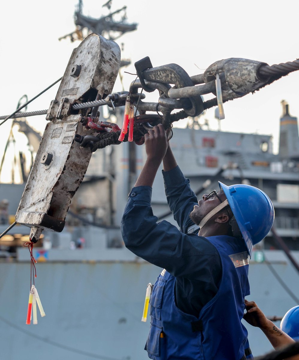 USNavy's tweet photo. #USNavyPhotosoftheDay:
1οΈβ£ #USSPreble conducts a GQ Drill and 2οΈβ£ BMSN Preston signals an #HSM51 helo aboard #USSBenfold in Philippine Sea
3οΈβ£ #VAQ139 #FLTOPS aboard #USSNimitz in Pacific Ocean
4οΈβ£ #USSTheSullivans #UNREP in @US5thFleet
#AmericasNavy250
π https://t.co/aZddB6hxYf https://t.co/TzXootiHjN