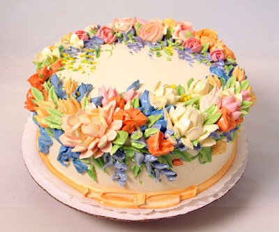 Cupcake Cafe is a classic cake experience, the go-to for gorgeous buttercream flower-embellished cakes. I love the cluster of blooms against the solid color of the cake. They are delicious and breathtaking.
stylebeatblog.com/home-blog/yleb…