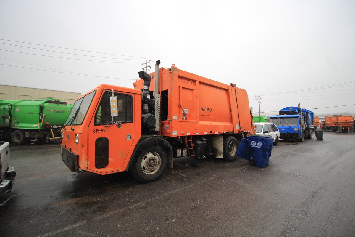 STLCityGov's tweet image. City refuse crews will be out tomorrow and Saturday to do a blitz of the entire City, working to pick up as much trash as possible, including around the dumpsters.

Expect to see trash crews, debris crews, and bulk pick-up crews hitting every area of the City.