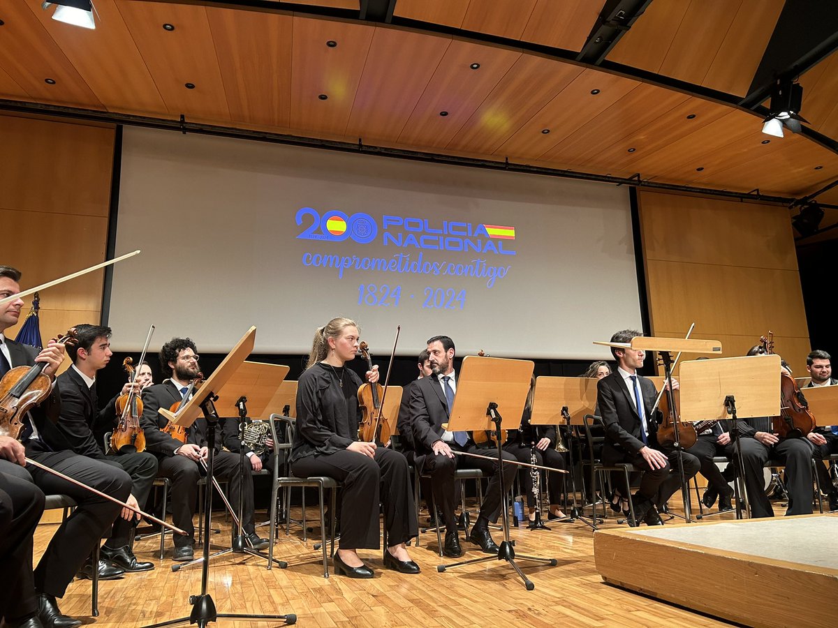 RubenMAlpa's tweet photo. En @Vox_Murcia tenemos claro de que lado estamos.
Asistimos junto a los concejales de @VOXAytoMurcia al concierto homenaje a los 200 años de Cuerpo Nacional de Policía. https://t.co/aDJl4RhHhR