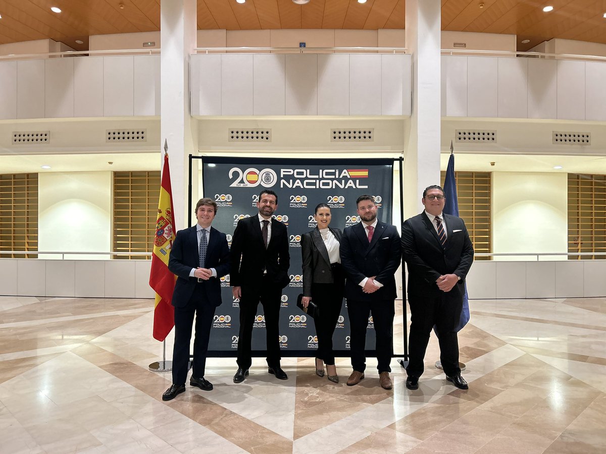 RubenMAlpa's tweet photo. En @Vox_Murcia tenemos claro de que lado estamos.
Asistimos junto a los concejales de @VOXAytoMurcia al concierto homenaje a los 200 años de Cuerpo Nacional de Policía. https://t.co/aDJl4RhHhR