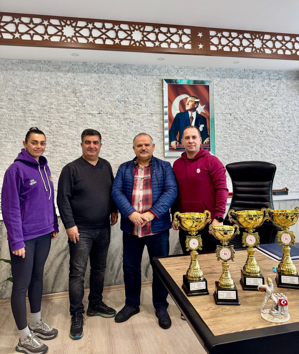 Bursa Genç Saray Spor Kulübü okulumuzu ziyaret edip tebrik etti. Sayın başkana Hakan Subaşı ve ekibine teşekkür ediyoruz.