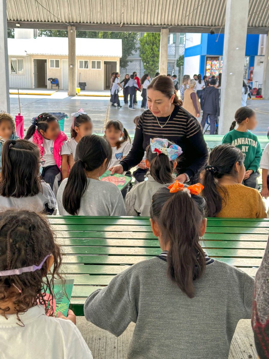 El día de #hoy la Consejera Electoral Mtra. <a href="/SofiaMGorbea/">Sofia M  Gorbea</a> y personal de la DIND, hicieron la entrega de los cuadernillos "CEDAW para niñas Vol. 1 y 2", en la escuela Primaria Blandina Torres de Marín, destacando el reconocimiento de los derechos de las mujeres y niñas.