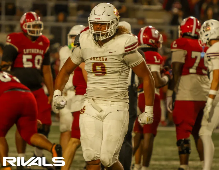 thevandalorian's tweet photo. -Recruiting more of California
-Offering a Michigan State commit
-Luther Burden III fandom
-PWO growing up on the Tigers

Ten recruits from California and the Midwest recapped their recent offers from #Mizzou: https://t.co/6rF5pZDvcb https://t.co/jQFf07kIm8