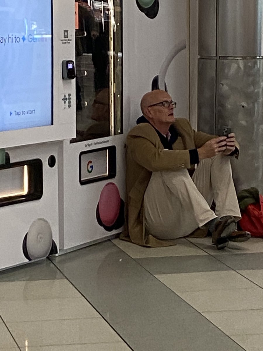 WindhamPridgen's tweet image. Literally @notthefakeSVP after he collapsed against the wall while composing the rage filled texts to bosses.