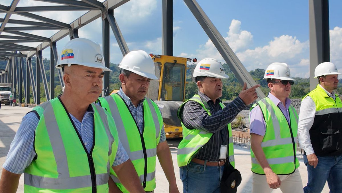 MIT_Ecuador's tweet photo. #MoronaSantiago | El viceministro Alex Villacrés, constató los trabajos que se ejecutan en la recta final de la obra de conectividad integral sobre el río Upano.

En pocos días habilitaremos la circulación a través de la nueva infraestructura de forma ininterrumpida.

#ElNuevoEcuadorResuelve
#UnimosAlEcuador