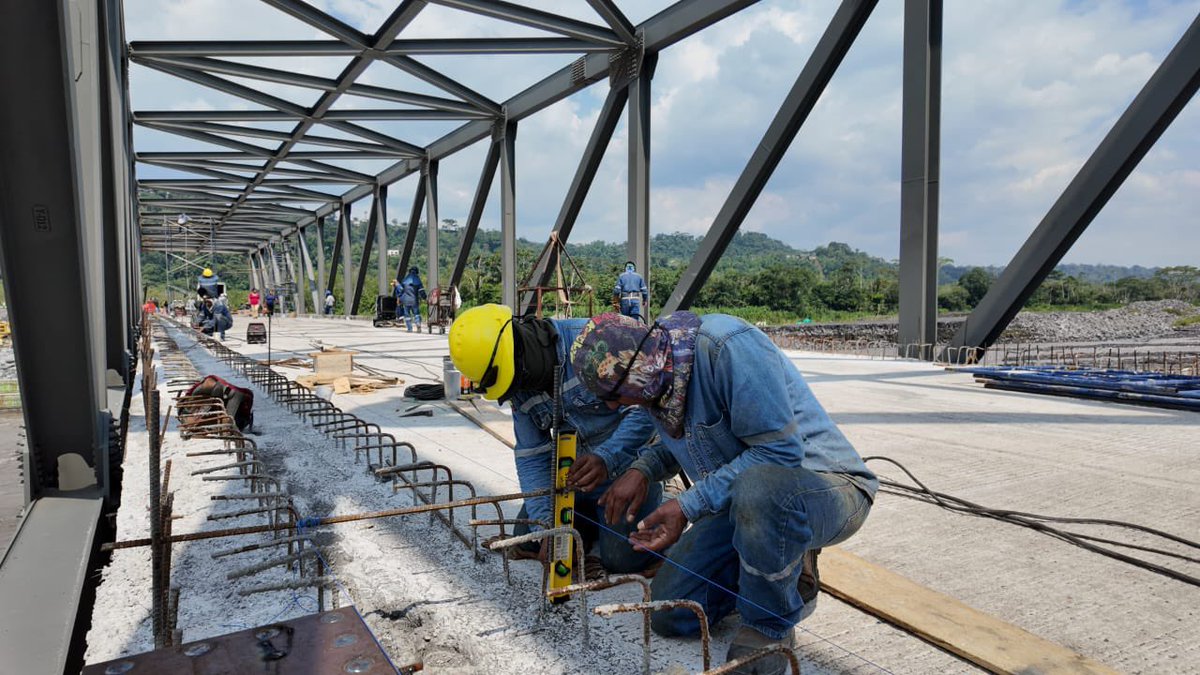 MIT_Ecuador's tweet photo. #MoronaSantiago | El viceministro Alex Villacrés, constató los trabajos que se ejecutan en la recta final de la obra de conectividad integral sobre el río Upano.

En pocos días habilitaremos la circulación a través de la nueva infraestructura de forma ininterrumpida.

#ElNuevoEcuadorResuelve
#UnimosAlEcuador