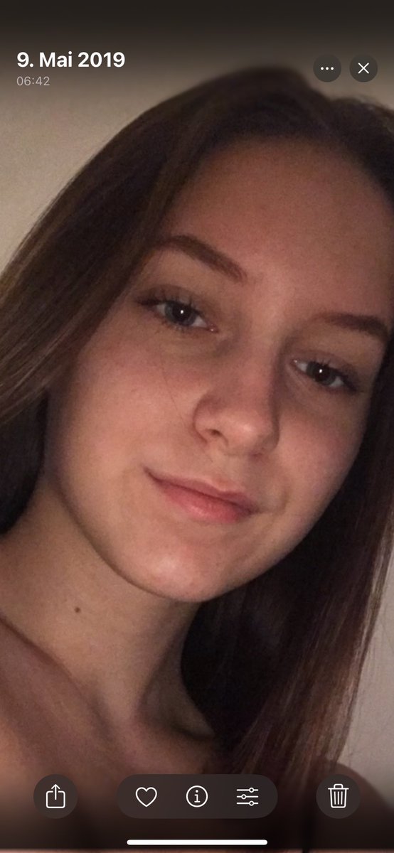 suesseshelly's tweet photo. Links war ich 15 und rechts bin ich 21 

Ich hab meine kindlichen gesichtszüge verloren und das geht mir alles viel zu schnell gib sie mir zurück😭😭😭😭 https://t.co/s0WqULI1bc