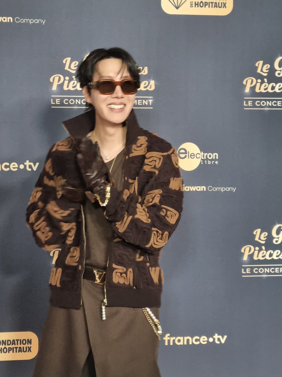 Daamtx_t's tweet photo. @ccarmisitas Miren lq essss
LE PRINCE J-HOPE AU GALA 
J-HOPE AT LE GALA DES PIÈCES JAUNES
#jhope_at_GalaDesPiècesJaunes
#GalaDesPiècesJaunes
#jhope_in_paris
#JHOPE https://t.co/40FqVQDIXv