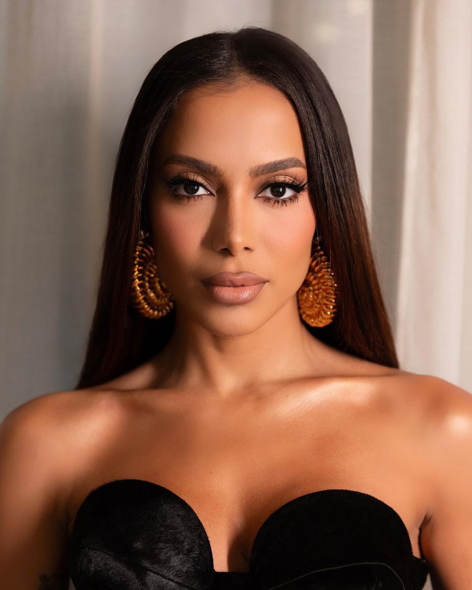 poponze's tweet photo. Anitta sobre o futuro das redes sociais com Donald Trump na presidência:

“Precisamos urgentemente reaprender a buscar informação e viver fora das redes sociais antes que seja tarde demais. Tudo está acontecendo debaixo dos nossos olhos e a nossa falta de capacidade de pensar em algo além do look do dia vai nos colocar nesse buraco cada dia mais fundo”.
