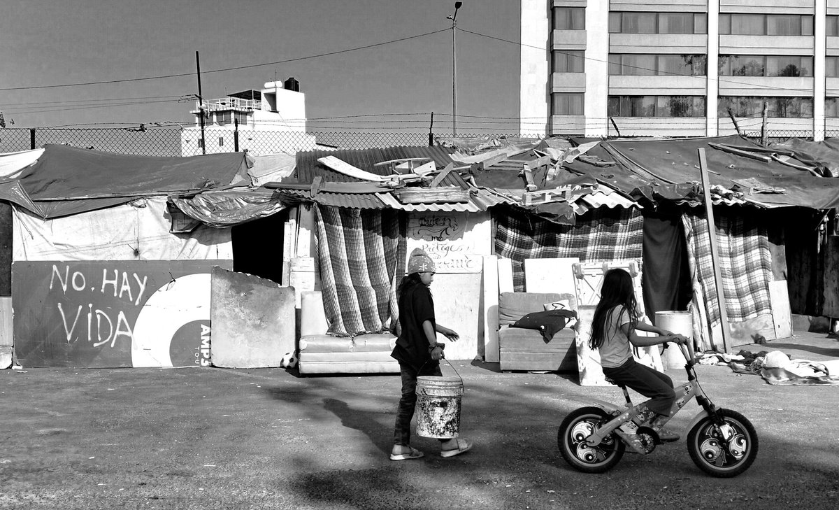 ancira_ja's tweet photo. No hay vida, solo existe el campamento. Campamento Central del Norte, Ciudad de México 

#campamento #campamentomigrante #vida #fotografia #fotografiadocumental #fotografiaurbana #fotografiablancoynegro #fotografiamexicana #photography #streetphotography #blackandwhitephotography https://t.co/3x2QEkwdmy