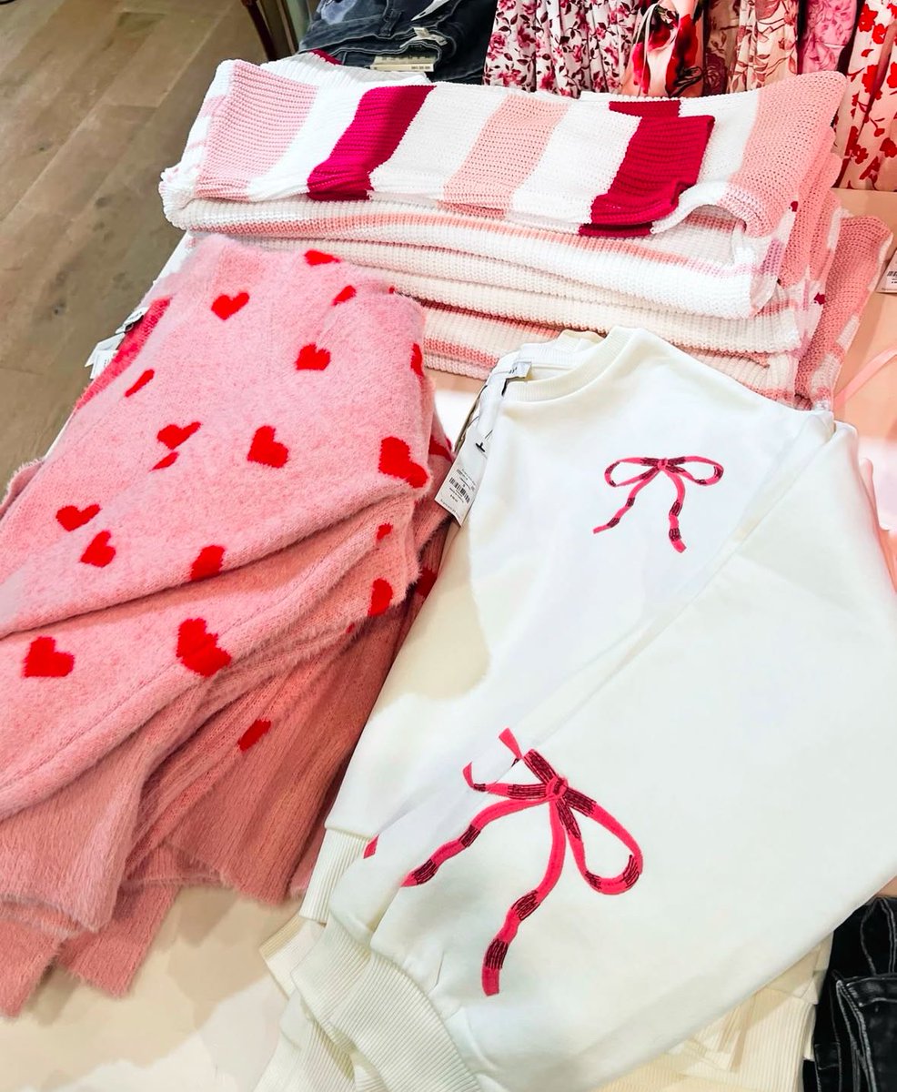 LakesideVLG's tweet photo. Love is in the air at Francesca’s! 💕 From adorable Valentine’s-themed gifts to stylish outfits perfect for date night or Galentine’s, Francesca’s has everything to make your heart skip a beat! https://t.co/szTL4qluXS