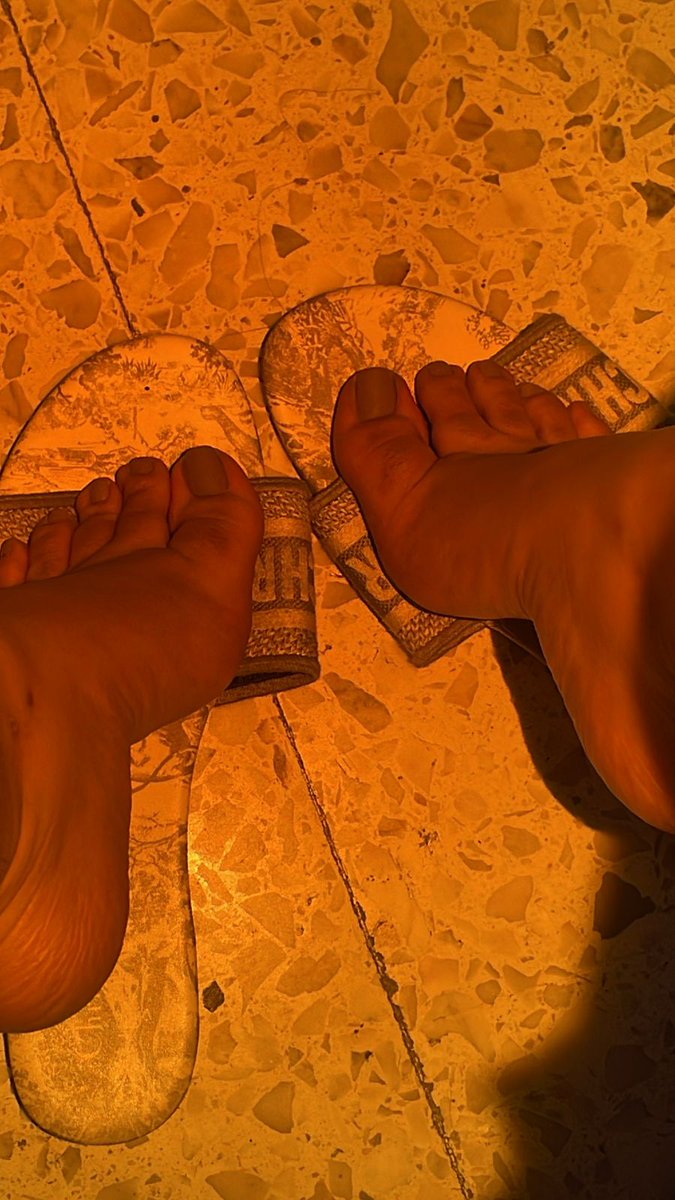 FeEtiSh_62's tweet photo. Piecitos 😝💗
#feetworship #feet #Feet #pies #piespequeños #pequeño #footfetist #fetish #feetfinder #feetmodel #prettyfeet #prettytoes #feetlovers #feetpics #barefeet https://t.co/AYmpeNTCKP