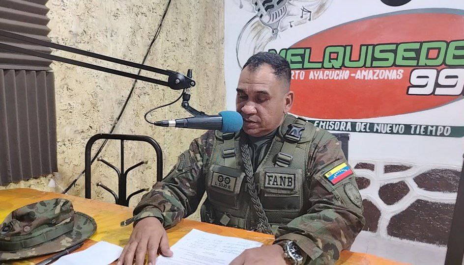 Amazonas63ZODI's tweet photo. GD Lionel Raúl Sojo Rada comandante de la ZODI AMAZONAS difundió a traves de programa radial el pronunciamiento de nuestro General en Jefe para el inicio de los ejercicios militares "Escudo Bolivariano 2025" a desarrollarse en todo el territorio nacional. https://t.co/v6XDQMe5hP