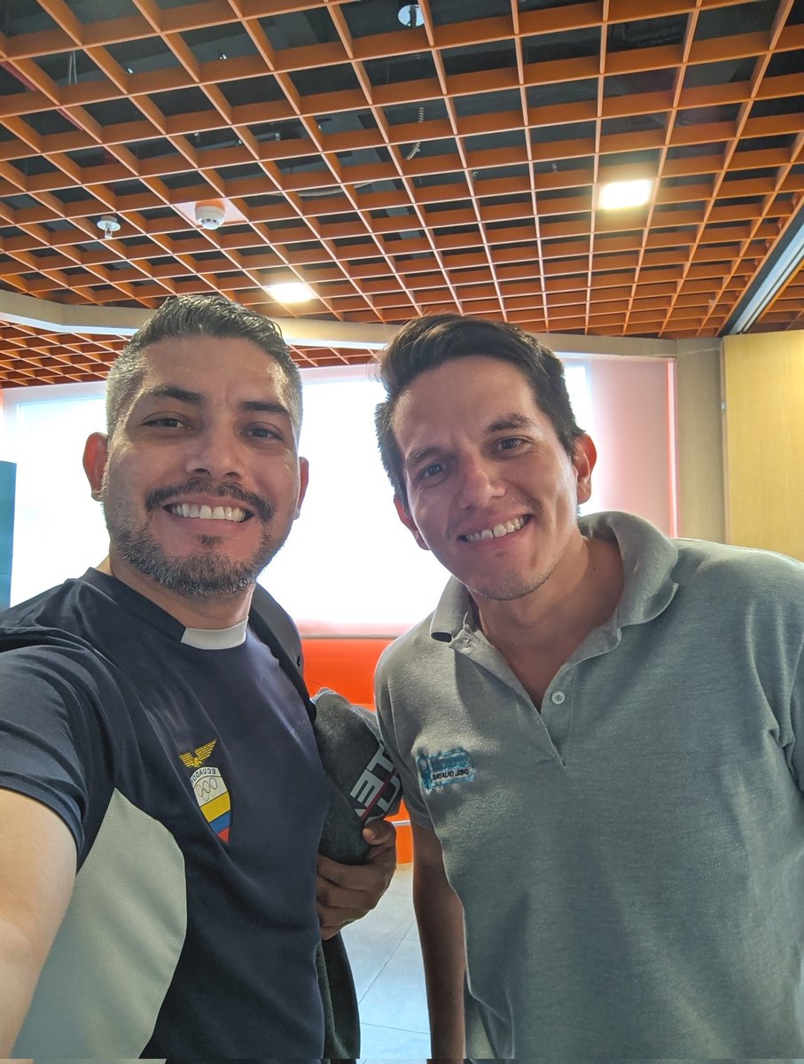 Qué bacanada. El mundo es un pañuelo, encontrarme al crack de <a href="/SecardenOk/">SecardenYT</a>, el Youtuber de Pro Evolution Soccer al que seguía en mis tiempos de gamer, y justo realzando gestiones por los deportes electrónicos. Gracias por la foto master!