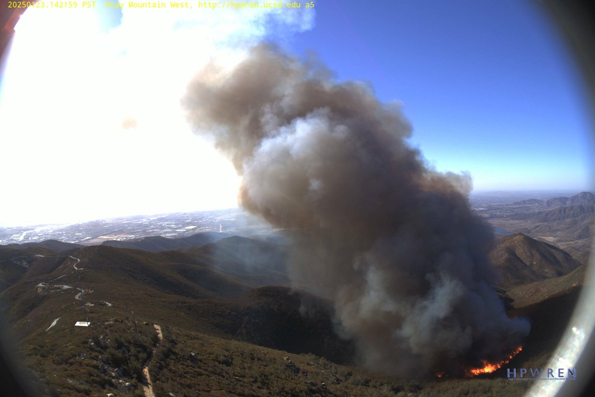 CAWildfiretrack's tweet image. New start in San Diego County. This is known as the #Border2Fire, 10 acres burning upslope with a moderate to dangerous rate of spread, per Air Attack. Potential for 200 acres with infrastructure threatened on Otay Mountain.