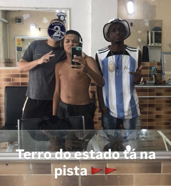 opentelhol's tweet photo. João fazendo sinal de dois ✌️
Como dizia minha avó 👵
Quem se mistura com porco farelo come
🤷🏻🤷🏻 cuidado o próximo pode ser você 🫵que anda e tira foto com esses vermes
Foto 👇👇👇👇👇👇
João Bebel e Nescau dançarino kkk https://t.co/aC9b4uGZ6j