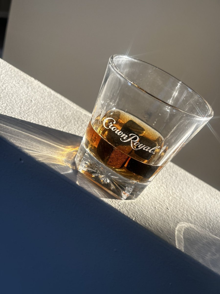xJay_White's tweet photo. @CrownRoyal happy hour 😮‍💨 https://t.co/0EW8N7EZLI