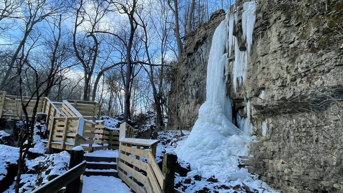 OHHeartofitAll's tweet photo. Gorge Clifton Waterfall, part of the Clifton Gorge State Nature Preserve in Yellow Springs, is a spectacular sight you won't want to miss this #WinterinOhio season! ❄️ Find more frozen waterfalls on our list of 25 Things To Do in 2025 at https://t.co/MGcm4vRjDg. https://t.co/qtFGofv45n