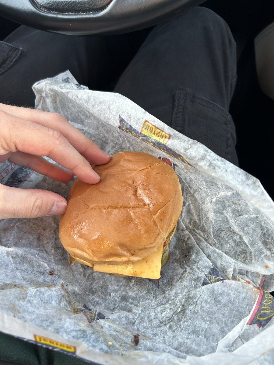 GfedGoCrazy's tweet photo. Quest to try every regional chain in the country

Sack of 5 burgers for $9 is tough to beat

Usually write off ice cream joints food, this is what Dairy Queen wishes it was https://t.co/6u47BcTy0j