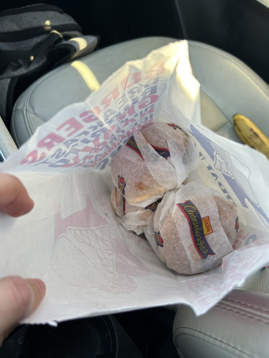 GfedGoCrazy's tweet photo. Quest to try every regional chain in the country

Sack of 5 burgers for $9 is tough to beat

Usually write off ice cream joints food, this is what Dairy Queen wishes it was https://t.co/6u47BcTy0j