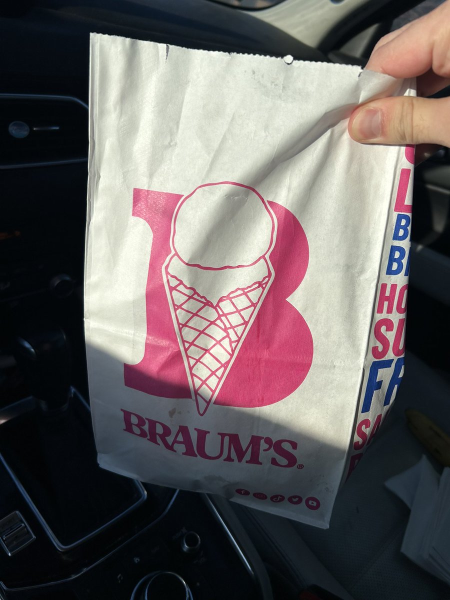 GfedGoCrazy's tweet photo. Quest to try every regional chain in the country

Sack of 5 burgers for $9 is tough to beat

Usually write off ice cream joints food, this is what Dairy Queen wishes it was https://t.co/6u47BcTy0j