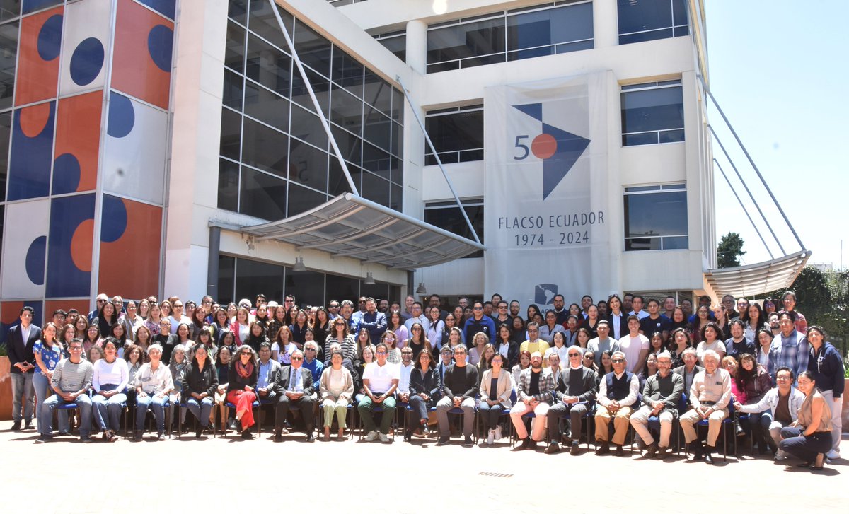FLACSOec's tweet photo. 📸✨💙 ¡Un momento que captura nuestra esencia!
En FLACSO Ecuador, celebramos la unión, la diversidad y el compromiso que nos definen como comunidad académica.
#FotoInstitucionalFLACSO2024 #ComunidadFLACSO #CienciasSociales #ADNFLACSO #EligeLoExtraordinario https://t.co/Gal5i5zTQf