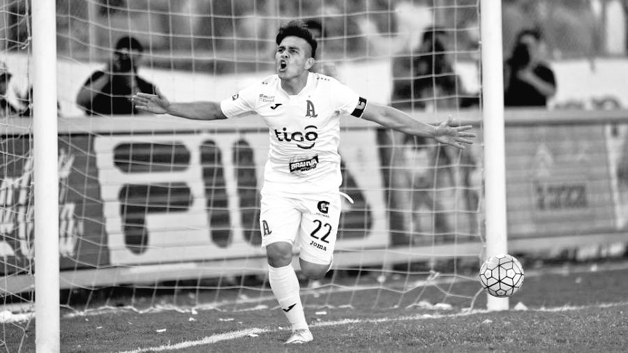 UltrAlmeida's tweet photo. Nos salvaste del descenso, nos diste campeonatos, llevas tatuado nuestro escudo, sacrificio y lealtad por nuestros colores, no me queda más que agradecer las alegrías que nos diste.

Gracias por tanto capitán, perdón por tan poco!

Tu legado será ETERNO! https://t.co/vREhXO9h2C