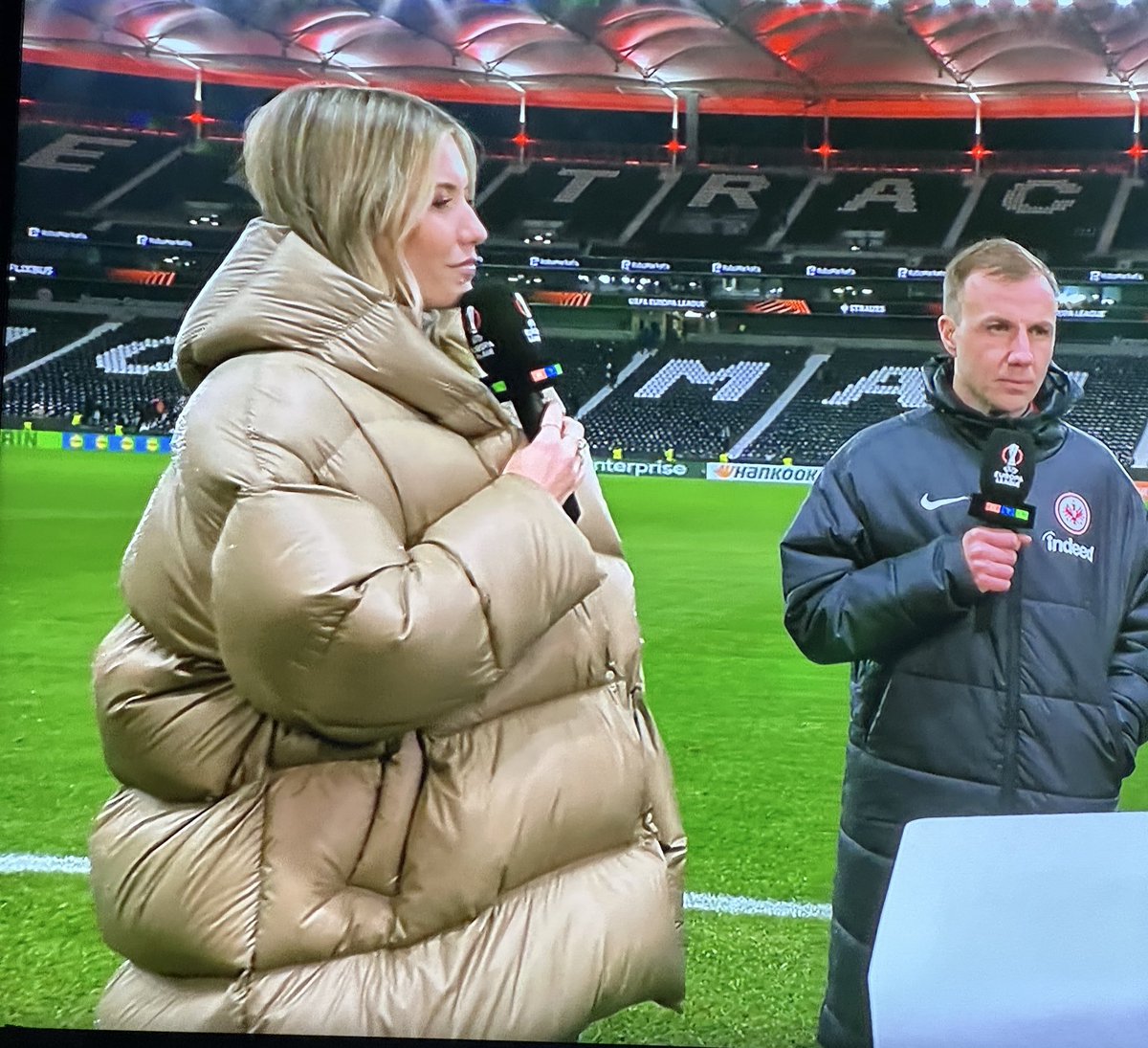 Laura Papendick ist heute aufgestanden und hat sich gedacht: „Scheiß drauf, heute zieh ich die Hüpfburg vom Kindergeburtstag an.“

#SGEFTC #SGE