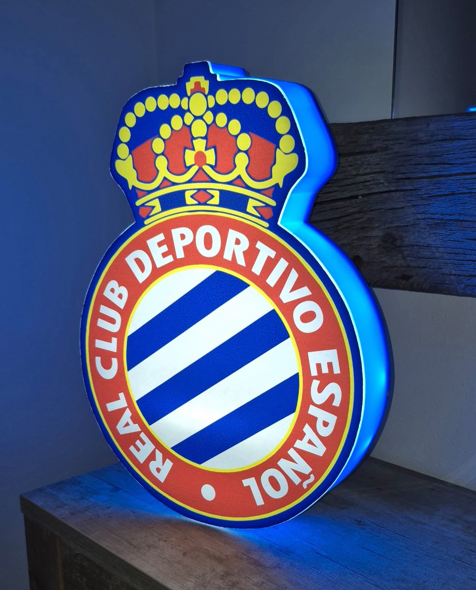 Este es el regalo que he hecho a mi padre recién operado del corazón. A lágrima viva se ha puesto al abrirlo... verlo emocionado así después de todo el sufrimiento no tiene precio. El escudo de su Español que había en el marcador del gol norte en Sarrià 🥹🥰💙🤍 #RCDE <a href="/OldRcd/">ᎡᏟᎠ ᎬՏᏢᎪΝᎽϴᏞ ϴᏞᎠ ՏᏟᎻϴϴᏞ</a>