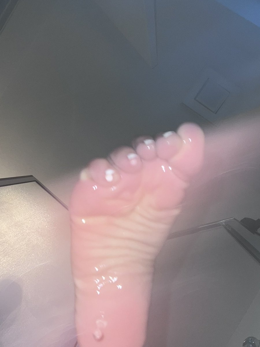 Violetfootsteps's tweet photo. POV: you’re thirsty and i feed you water from my soles https://t.co/xHeokCn7hI