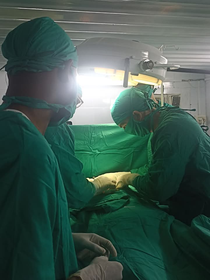 El Gral de CE Álvaro López Miera, en una obra de alta protección en Mayabeque.
Constató el funcionamiento de una moderna planta productora de oxígeno medicinal.
Observó el trabajo que realizan los profesionales de los servicios Médicos de las FAR. #Bastión2024