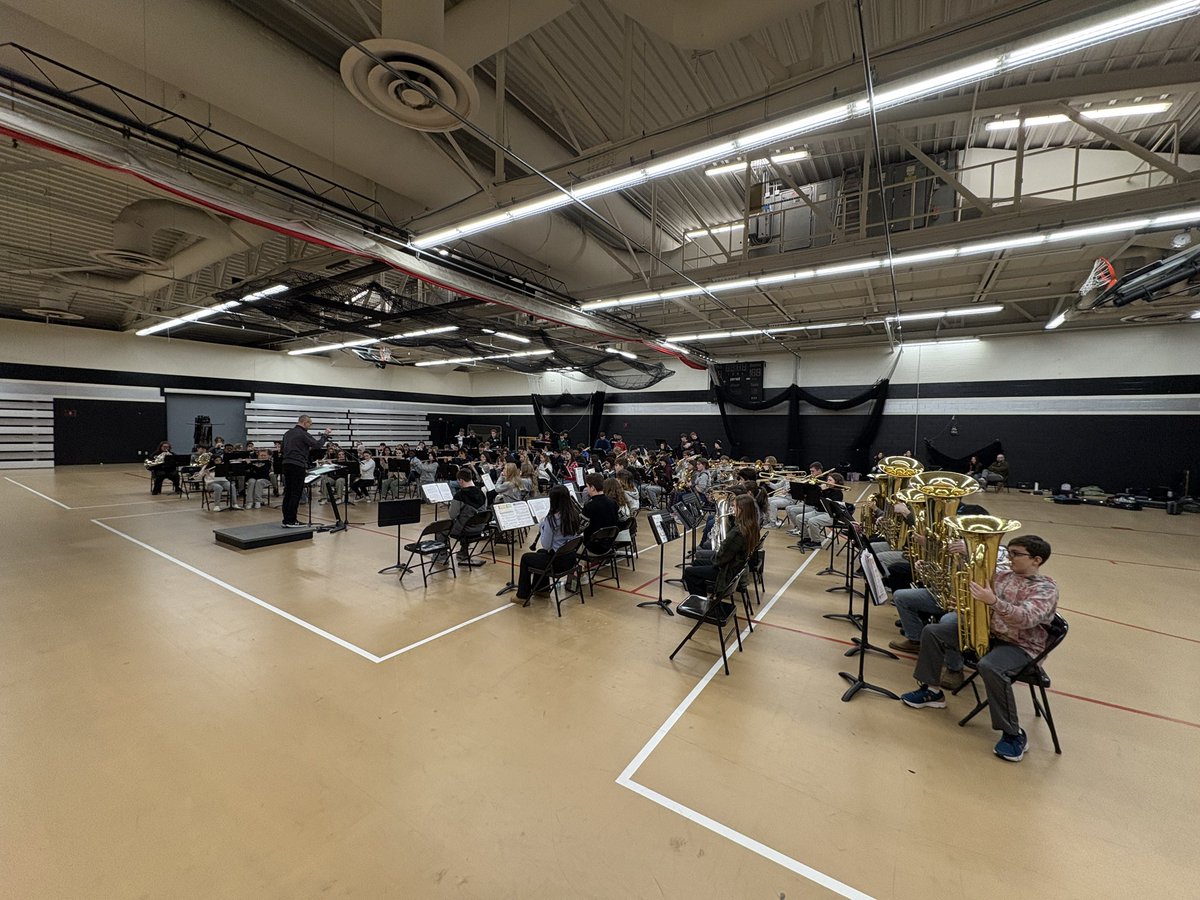 MissEroskey's tweet photo. 70+ 7th grade Band students enjoyed a GREAT rehearsal yesterday with @lakotaeastbands Symphonic Band. Thank you Mr. Tanis, Mr. Desmond, our chaperones, and LEHS students who made the day awesome! 🎶 https://t.co/mGE3uryjmP
