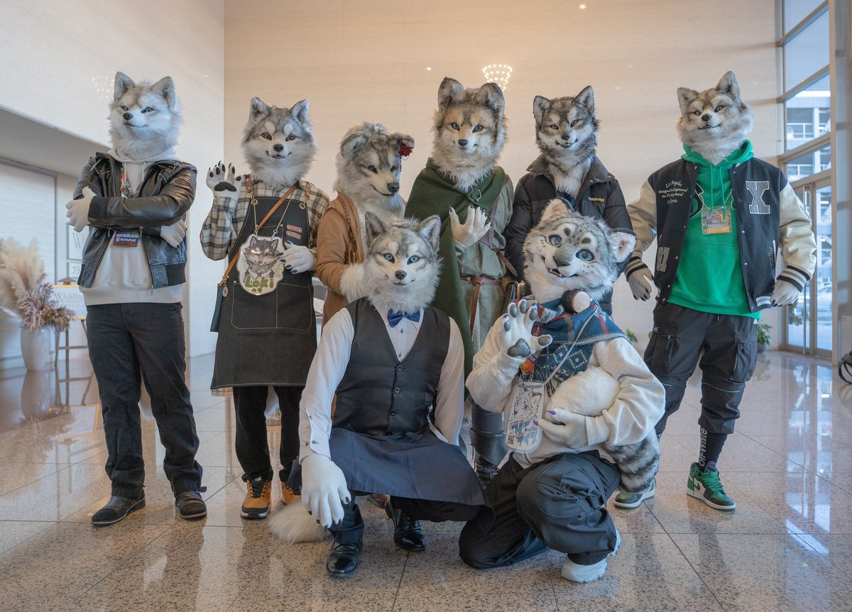 JMoF…これが撮りたかったんだ…。
スゲェケモノ達に声かけるのビビりまくりだったけど集まってくれた皆さん感謝です🙏
みんな顔がカッコよかったり可愛かったりでどうにかなりそうでしたよ俺は🐺
（実際この後おかしくなった）
#JMoF2025 
#FursuitFriday 
#kemonoline