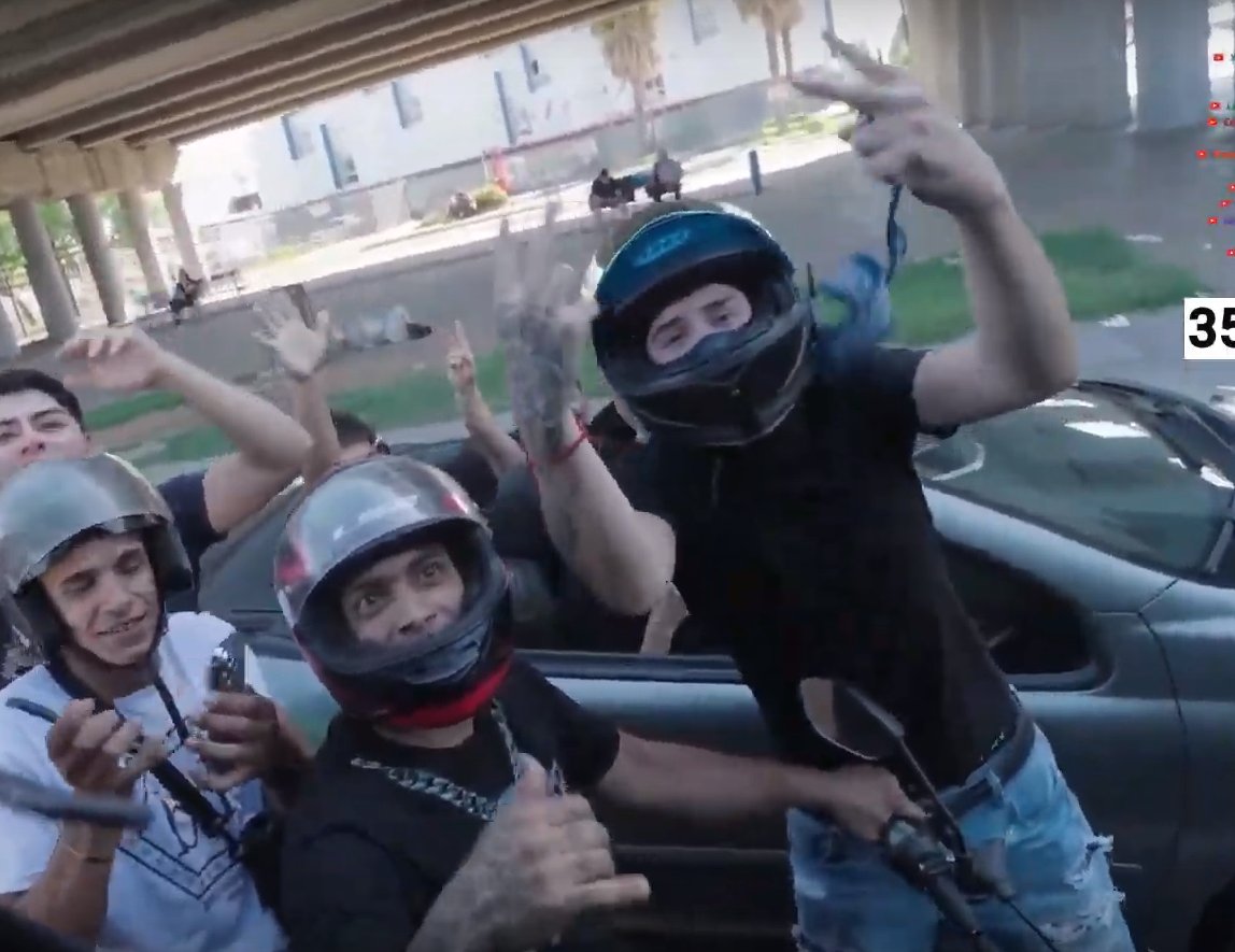 AlbertJulian13's tweet photo. 🇻🇪 Motochorros venezolanos le tiraron bombardas dentro de la "micro amarilla"donde estaba El influencer SPEED con su familia VENEZOLANOS ILEGALES DEJANDO MAL AL PAIS y en REDES sociales se presentan como chilenos... https://t.co/zKeFU4KUJG