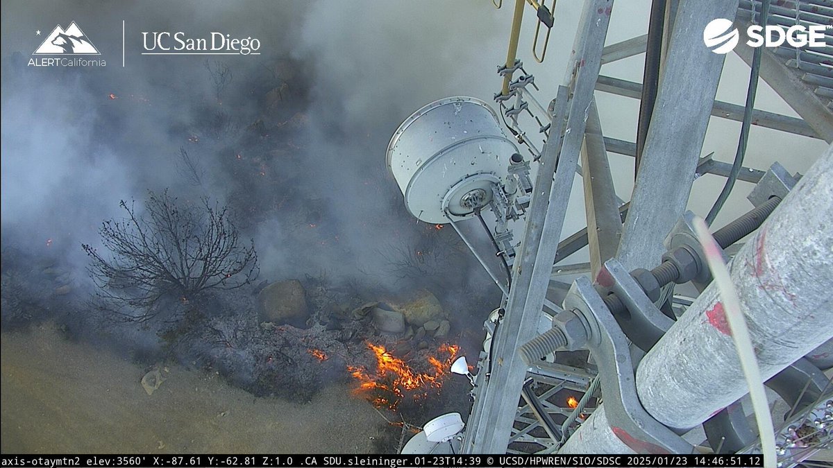 CAWildfiretrack's tweet image. The fire is now 20 acres, very well established with a dangerous rate of spread. Potential for 500 acres now and the Otay Mountain camera is being impacted by fire. #Border2Fire